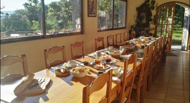 Guest Table Corte